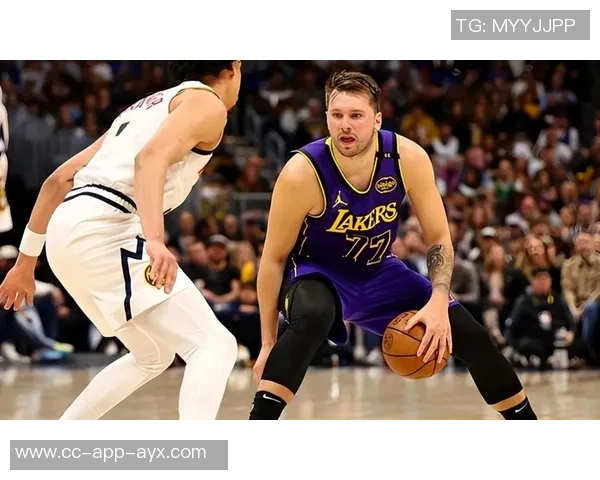 约什格林称赞三球自信与东契奇相似展现强大技巧的关键所在